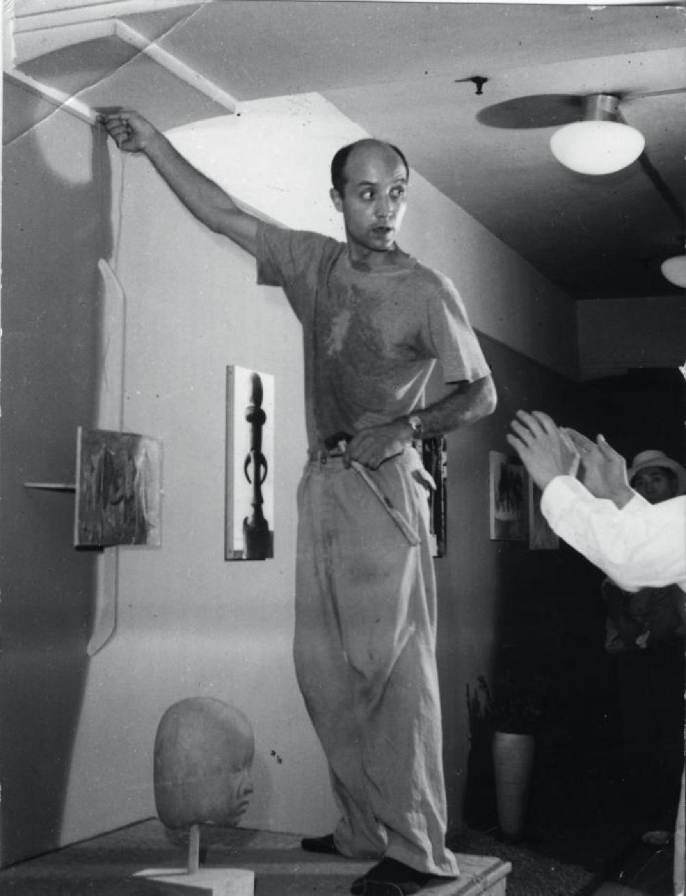 Exhibition photograph: "Isamu Noguchi," Mitsukoshi Department Store (August 18 - 27, 1950) - Photograph: Geijutsu Shincho