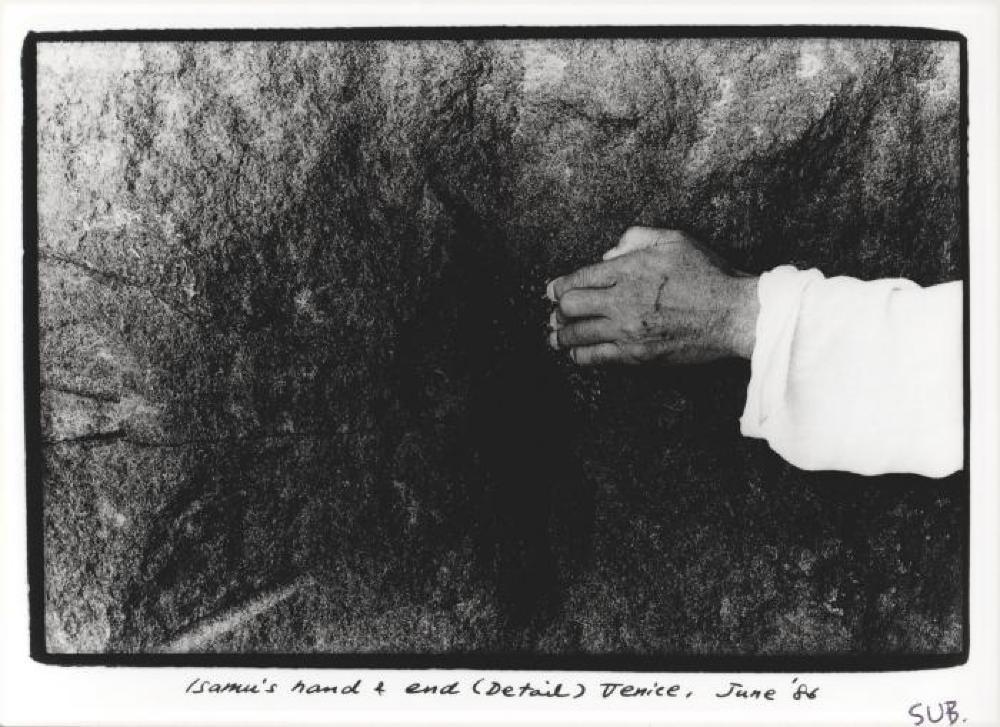 Isamu Noguchi with detail view of Ends in Venice for the 1986 Biennale