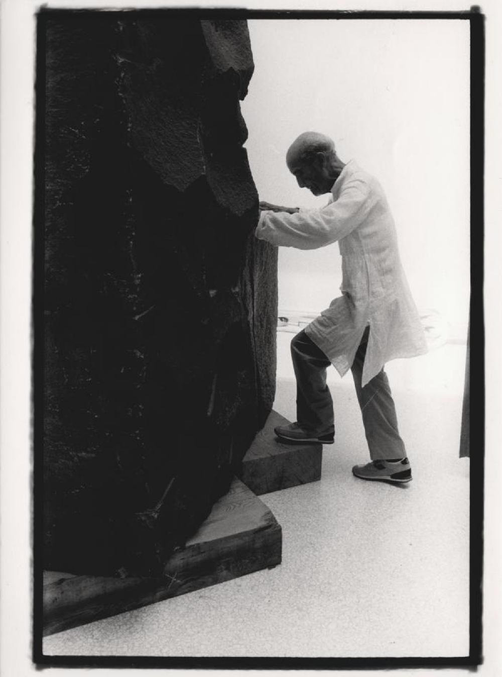 Isamu Noguchi with Ends in Venice for the 1986 Biennale