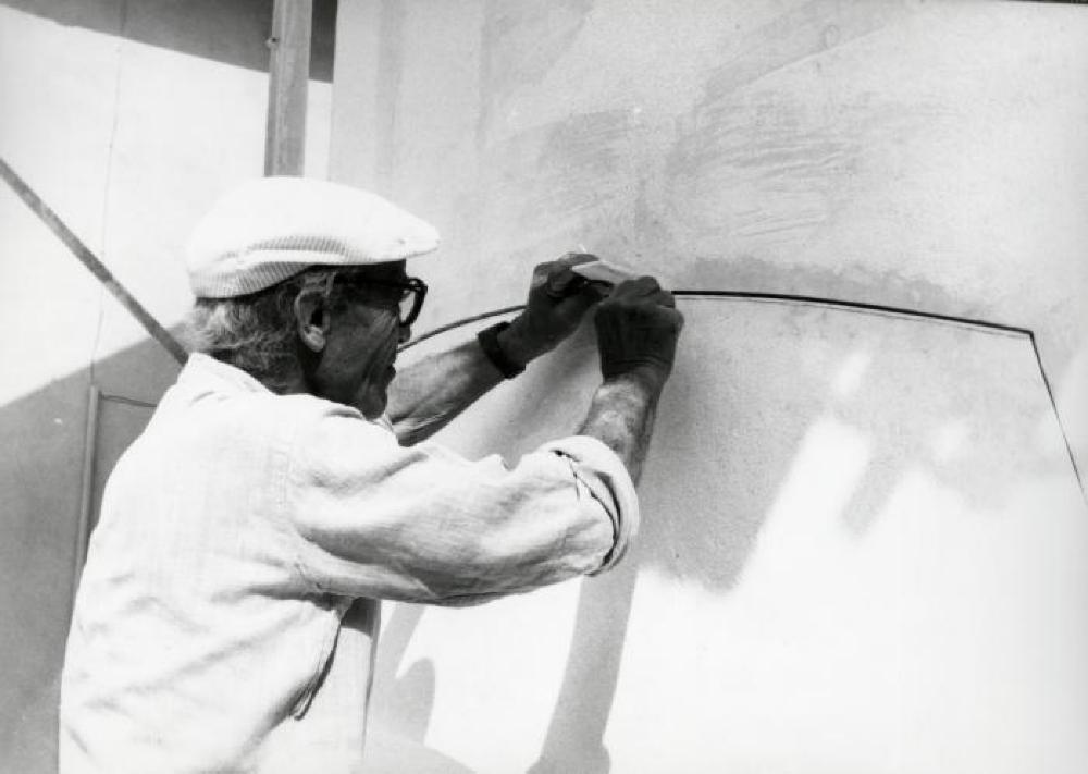 Installation process for "Isamu Noguchi:  What is Sculpture?," 1986 Venice Biennale, June 29, 1986 - September 28, 1986.