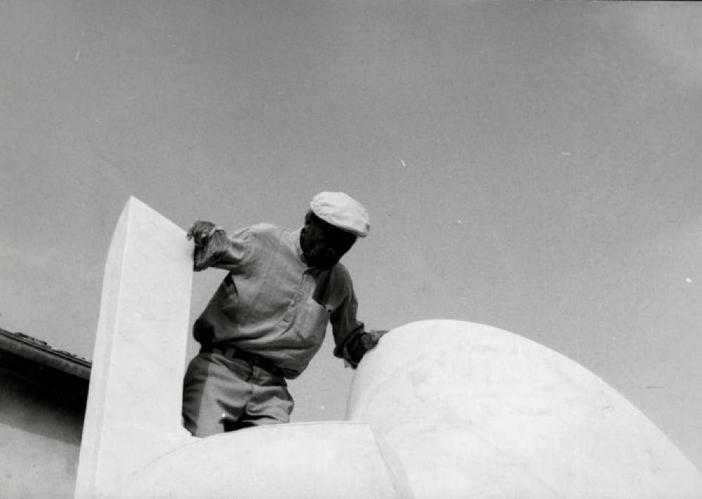 Installation process for "Isamu Noguchi:  What is Sculpture?," 1986 Venice Biennale, June 29, 1986 - September 28, 1986.