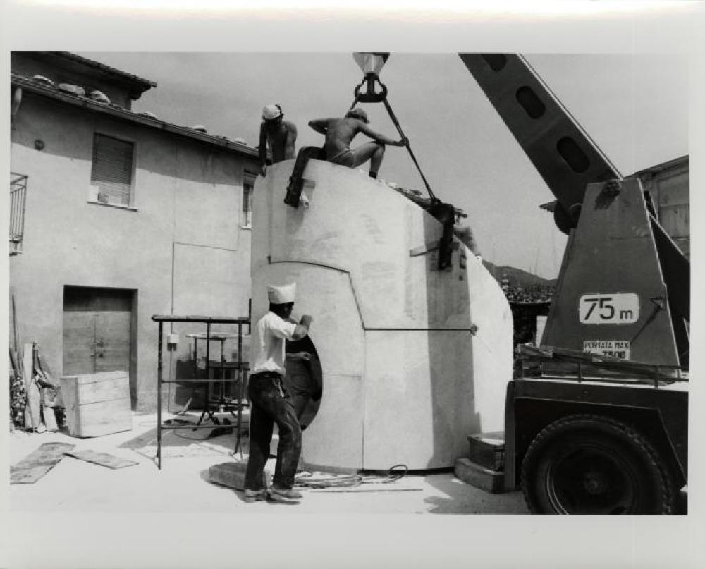 Installation process for "Isamu Noguchi:  What is Sculpture?," 1986 Venice Biennale, June 29, 1986 - September 28, 1986.