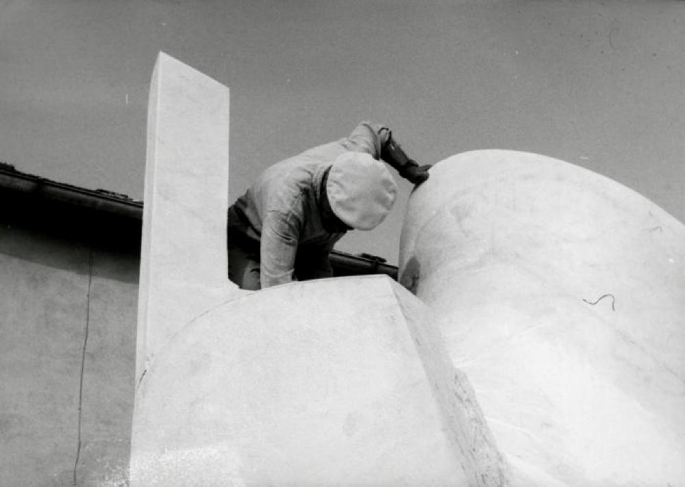 Installation process for "Isamu Noguchi:  What is Sculpture?," 1986 Venice Biennale, June 29, 1986 - September 28, 1986.
