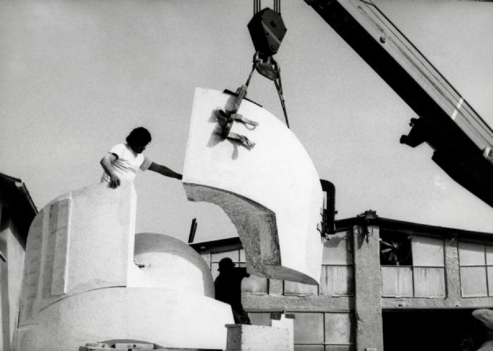 Installation process for "Isamu Noguchi:  What is Sculpture?," 1986 Venice Biennale, June 29, 1986 - September 28, 1986.