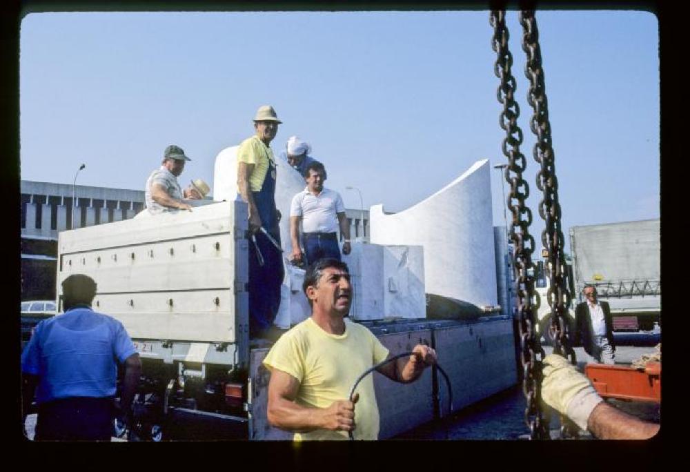 Installation process for "Isamu Noguchi: What is Sculpture," 1986 Venice Biennale