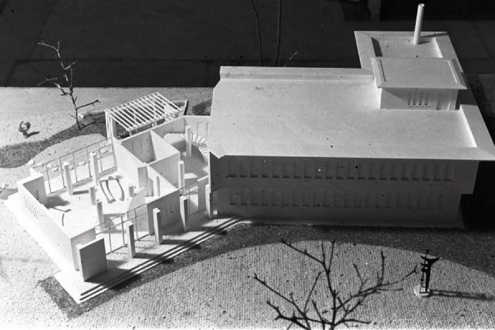 Installation view of "Isamu Noguchi," Mitsukoshi Department Store exhibition (Nihombashi Head Store); Model for Faculty Room and Garden, Shin Banraisha, Keio University