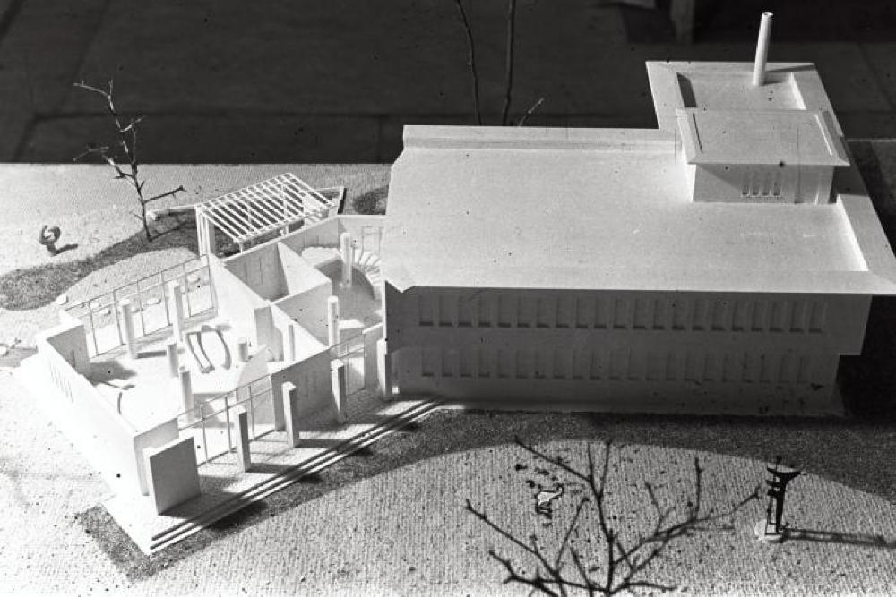 Installation view of "Isamu Noguchi," Mitsukoshi Department Store exhibition (Nihombashi Head Store); Model for Faculty Room and Garden, Shin Banraisha, Keio University