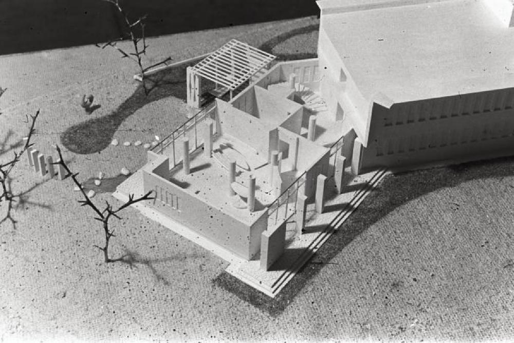 Installation view of "Isamu Noguchi," Mitsukoshi Department Store exhibition (Nihombashi Head Store); Model for Faculty Room and Garden, Shin Banraisha, Keio University