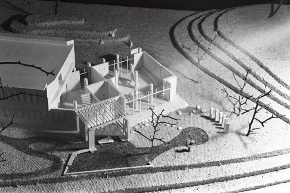 Installation view of "Isamu Noguchi," Mitsukoshi Department Store exhibition (Nihombashi Head Store); Model for Faculty Room and Garden, Shin Banraisha, Keio University