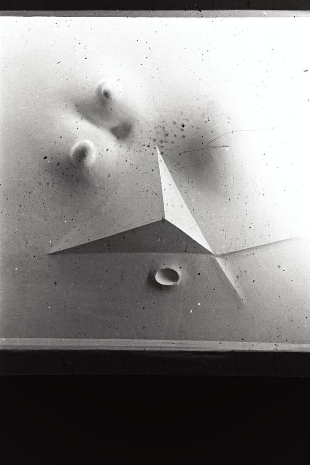 Installation view of "Isamu Noguchi," Mitsukoshi Department Store exhibition (Nihombashi Head Store); Wall Relief of Shin Banraisha, Keio University