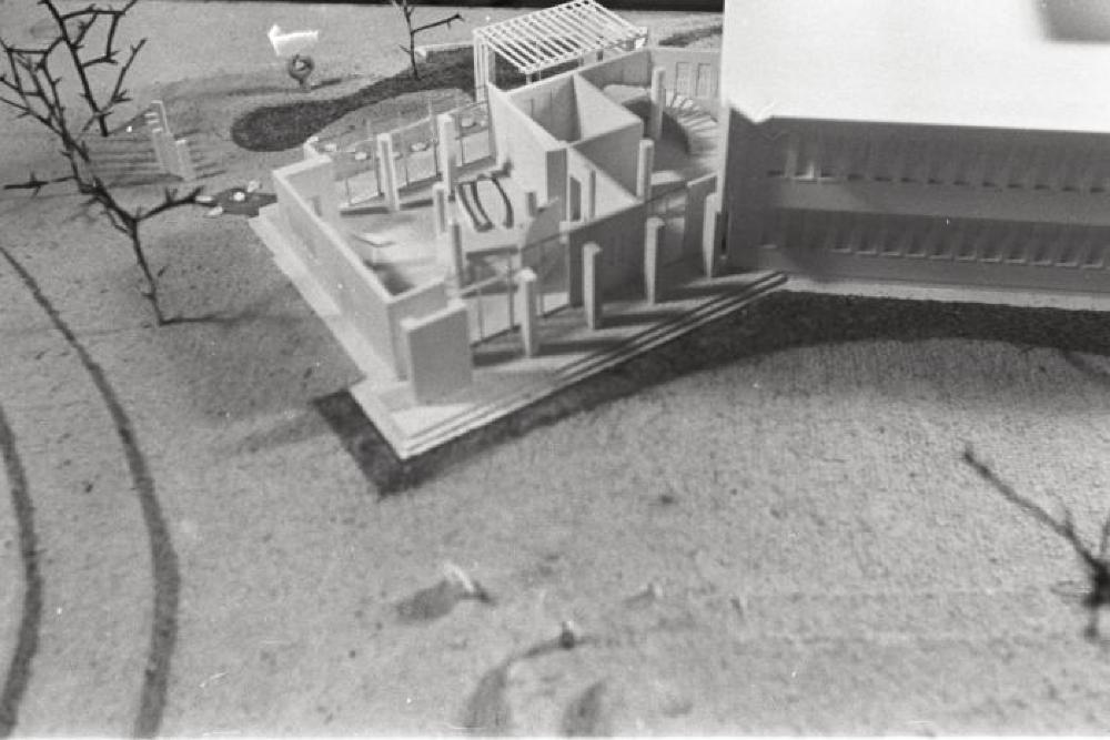 Installation view of "Isamu Noguchi," Mitsukoshi Department Store exhibition (Nihombashi Head Store); Model for Faculty Room and Garden, Shin Banraisha, Keio University