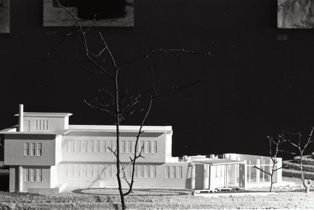 Installation view of "Isamu Noguchi," Mitsukoshi Department Store exhibition (Nihombashi Head Store); Model for Faculty Room and Garden, Shin Banraisha, Keio University