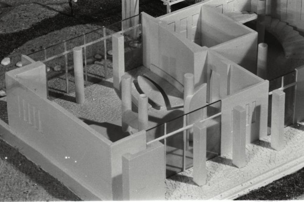 Installation view of "Isamu Noguchi," Mitsukoshi Department Store exhibition (Nihombashi Head Store); Model for Faculty Room and Garden, Shin Banraisha, Keio University