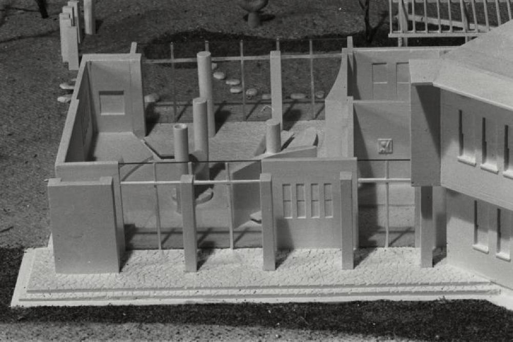 Installation view of "Isamu Noguchi," Mitsukoshi Department Store exhibition (Nihombashi Head Store); Model for Faculty Room and Garden, Shin Banraisha, Keio University
