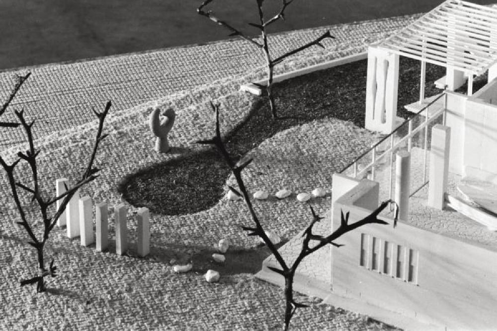 Installation view of "Isamu Noguchi," Mitsukoshi Department Store exhibition, (Nihombashi Head Store); Model for Faculty and Garden, Shin Banraisha, Keio University