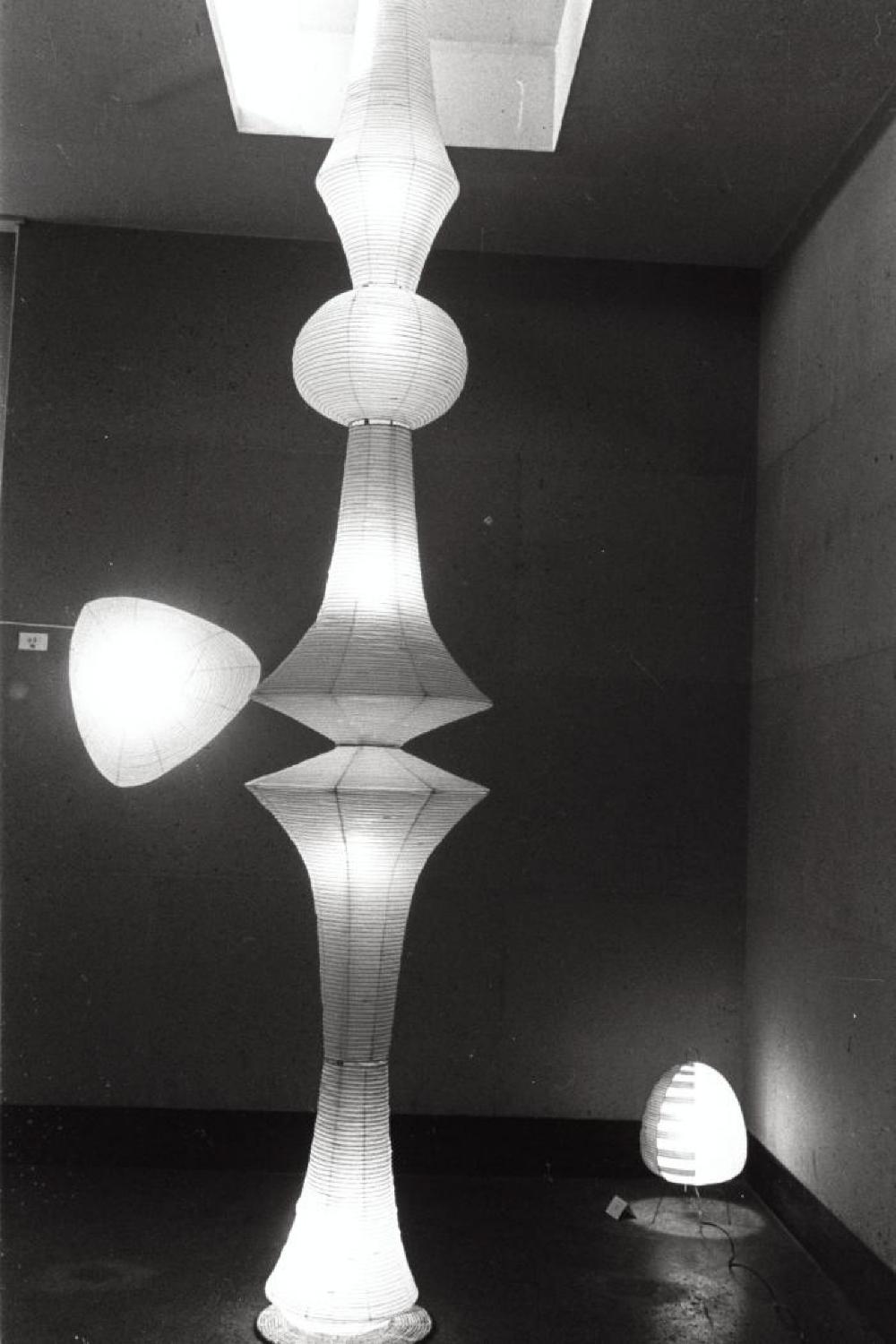 Installation view of "Isamu Noguchi Exhibition," Chuo Koron Gallery