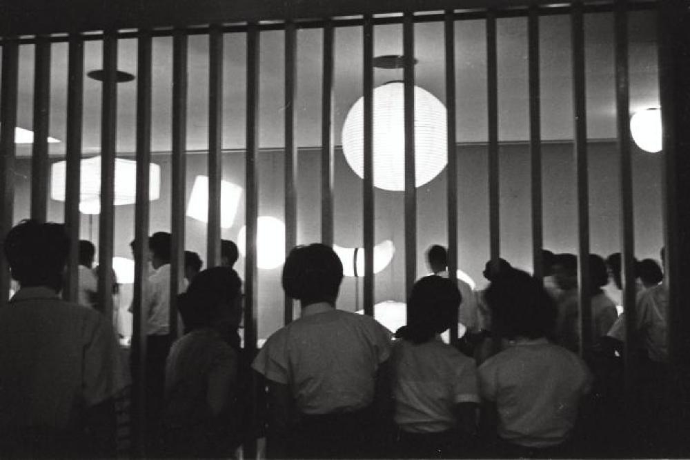Installation view of visitors to "Isamu Noguchi Exhibition," Chuo Koron Gallery 