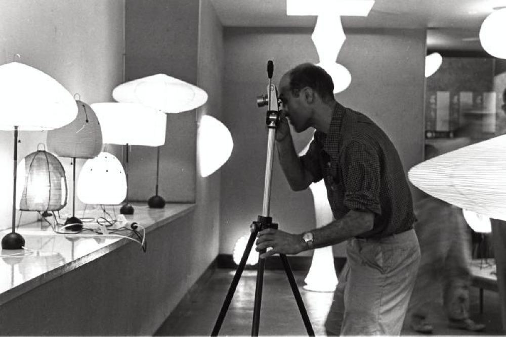 Isamu Noguchi photographing Akari, Chuo Koron Gallery exhibition