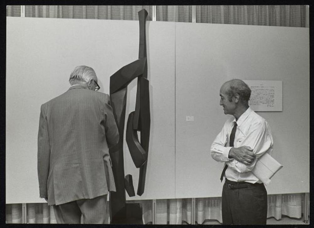 Isamu Noguchi at opening for "Isamu Noguchi," Minami Gallery 