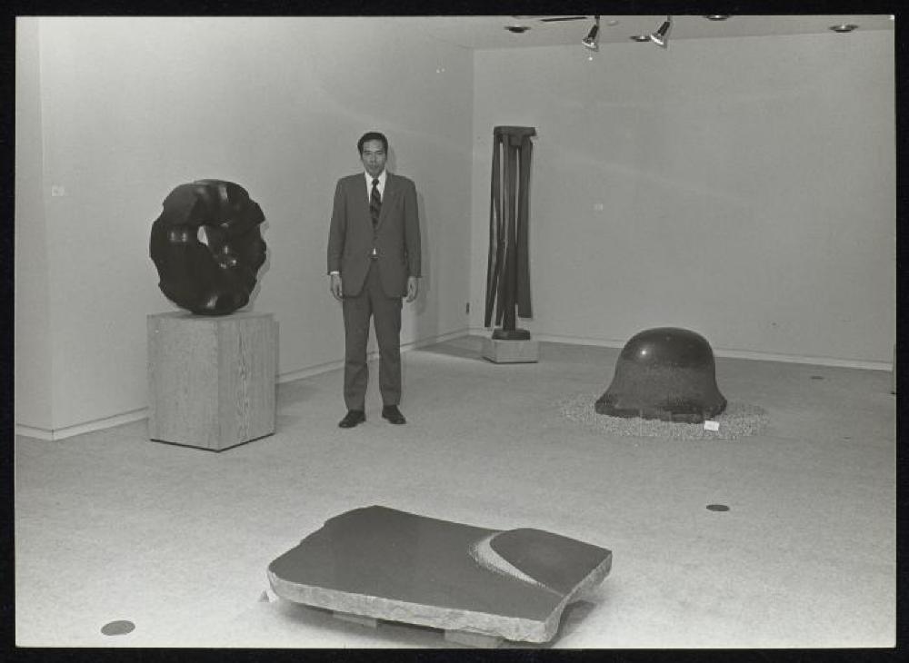 Architect Tadashi Yamamoto at "Isamu Noguchi" exhibition, Minami Gallery 