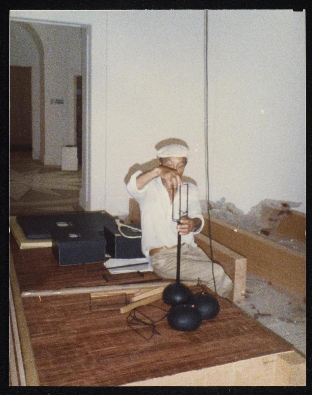 Isamu Noguchi assembling Akari for his exhibition "What is Sculpture?" at the 1986 Venice Biennale
