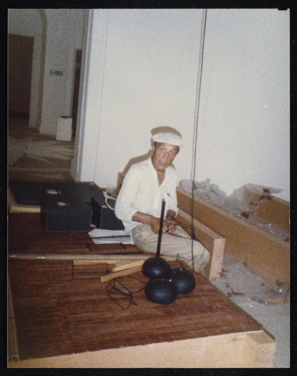 Isamu Noguchi assembling Akari for his exhibition "What is Sculpture?" at the 1986 Venice Biennale