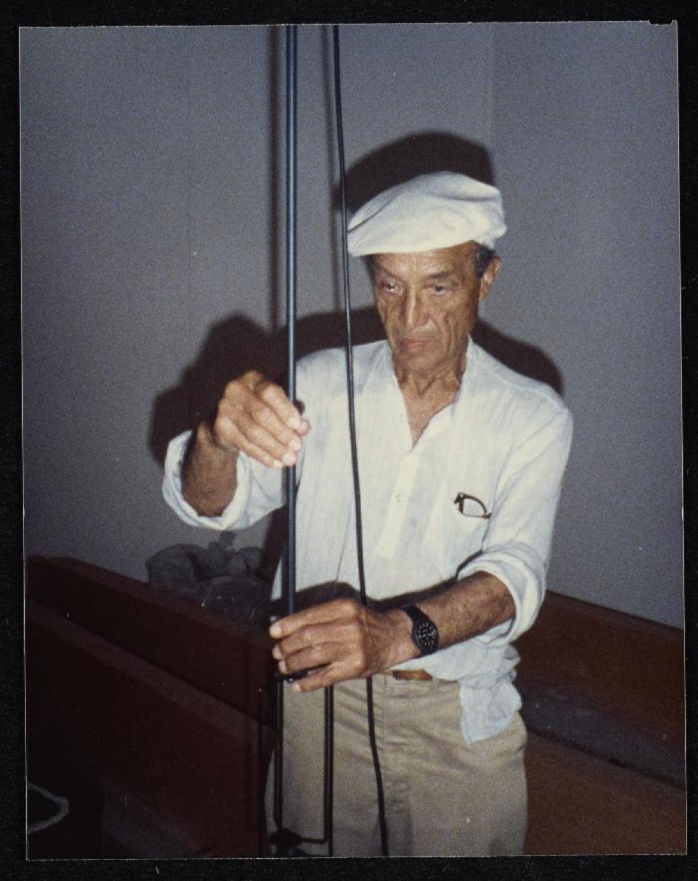 Isamu Noguchi assembling Akari for his exhibition "What is Sculpture?" at the 1986 Venice Biennale