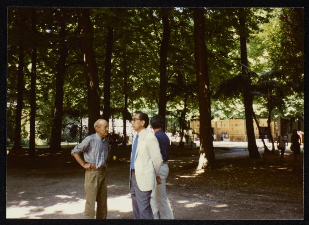 Isamu Noguchi with Shoji Sadao and Masatoshi Izumi at "Isamu Noguchi: What is Sculpture?" 1986 Venice Biennale