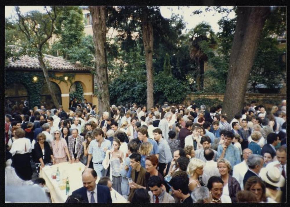 Crowd at "Isamu Noguchi: What is Sculpture?" 1986 Venice Biennale 