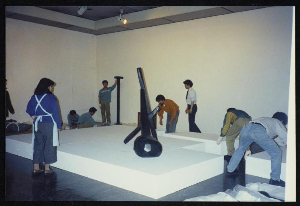 Installation process for "Isamu Noguchi Retrospective 1992," National Museum of Modern Art, Tokyo