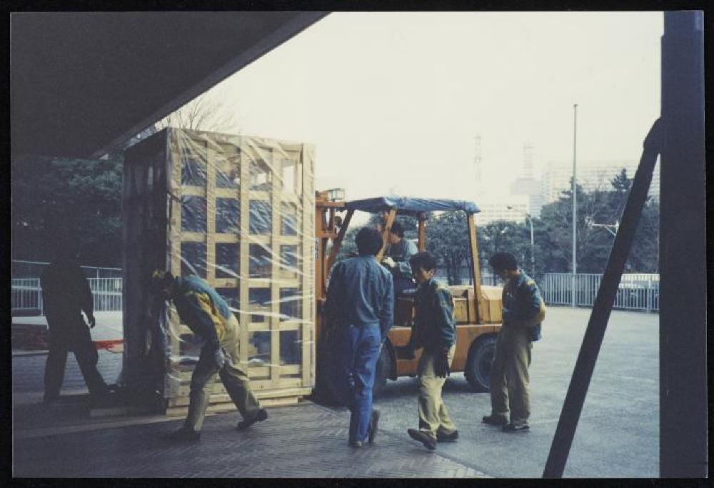 Installation process for "Isamu Noguchi Retrospective 1992," National Museum of Modern Art, Tokyo