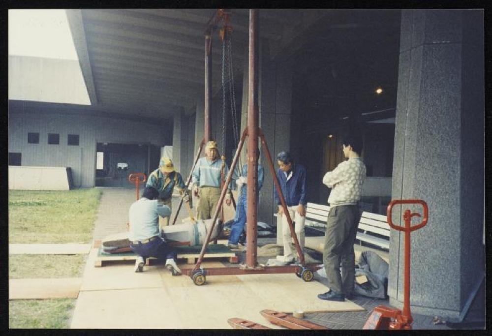Installation process for "Isamu Noguchi Retrospective 1992," National Museum of Modern Art, Tokyo