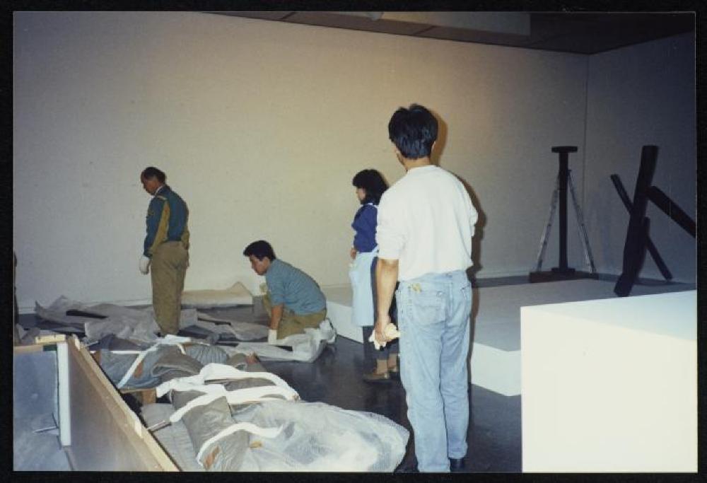 Installation process for "Isamu Noguchi Retrospective 1992," National Museum of Modern Art, Tokyo