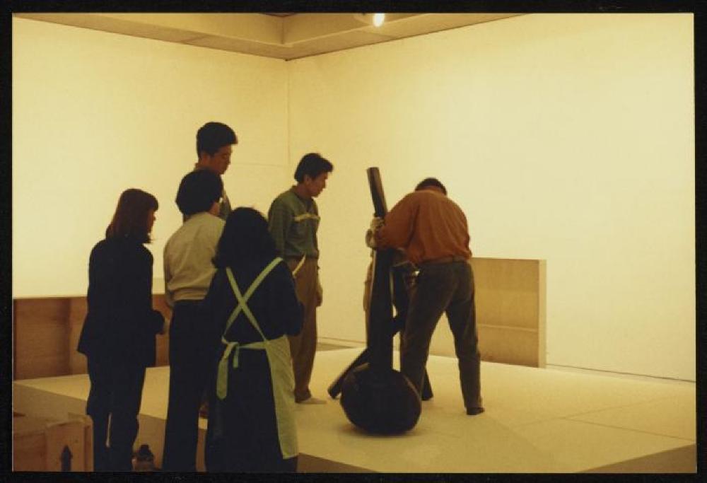 Installation process for "Isamu Noguchi Retrospective 1992," National Museum of Modern Art, Tokyo