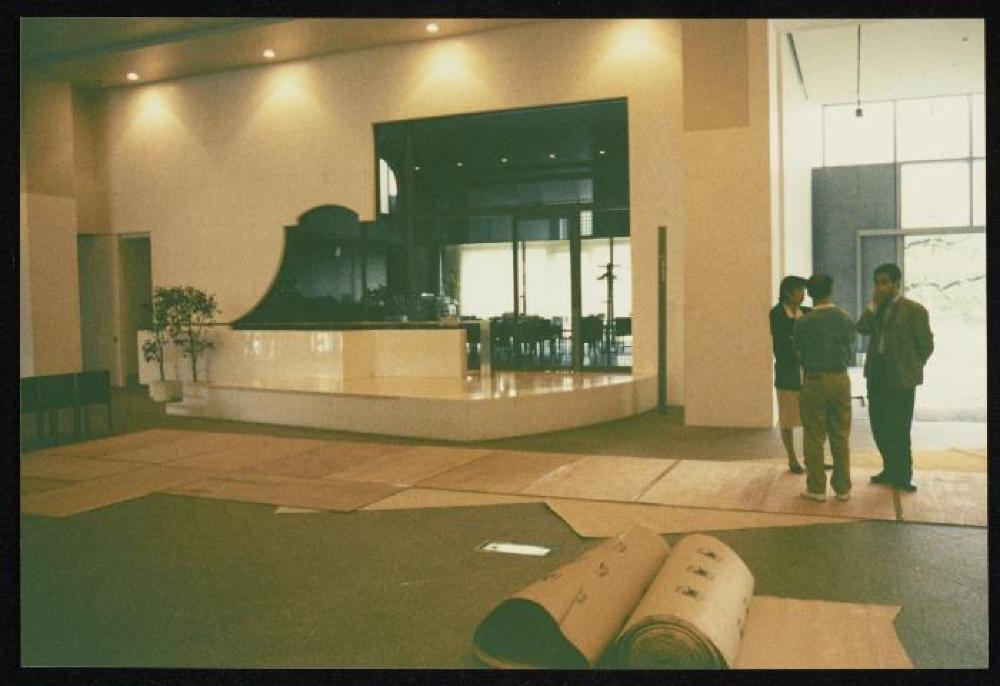 Installation process for "Isamu Noguchi Retrospective 1992," National Museum of Modern Art, Kyoto (travel venue)