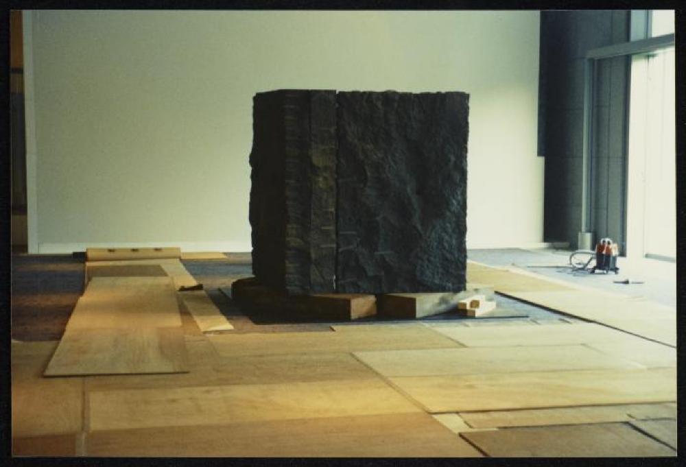 Installation process for "Isamu Noguchi Retrospective 1992," National Museum of Modern Art, Kyoto (travel venue)
