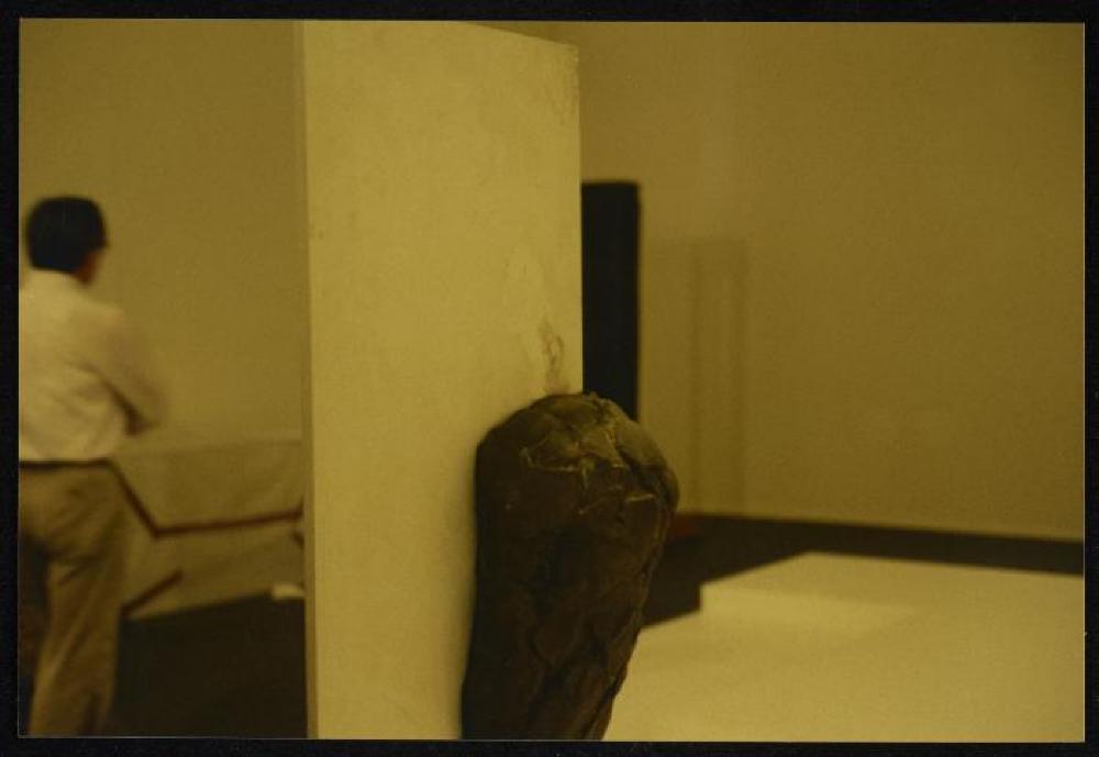 Installation process for "Isamu Noguchi Retrospective 1992," National Museum of Modern Art, Kyoto (travel venue)