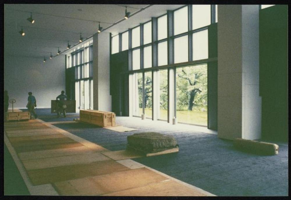 Installation process for "Isamu Noguchi Retrospective 1992," National Museum of Modern Art, Kyoto (travel venue)