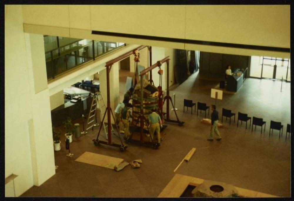 Installation process for "Isamu Noguchi Retrospective 1992," National Museum of Modern Art, Kyoto (travel venue)