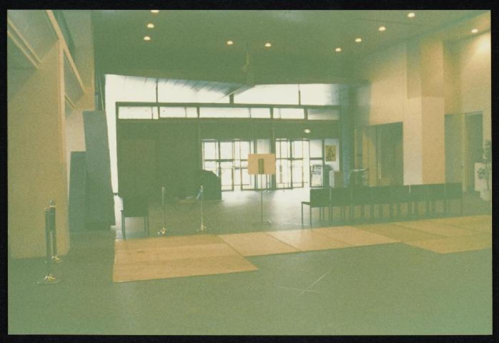 Installation process for "Isamu Noguchi Retrospective 1992," National Museum of Modern Art, Kyoto (travel venue)