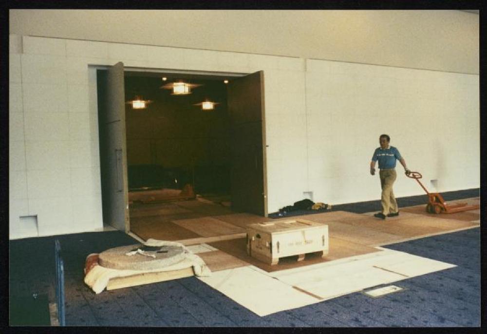 Installation process for "Isamu Noguchi Retrospective 1992," National Museum of Modern Art, Kyoto (travel venue)