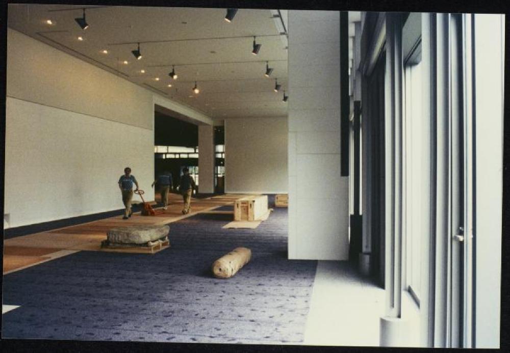 Installation process for "Isamu Noguchi Retrospective 1992," National Museum of Modern Art, Kyoto (travel venue)