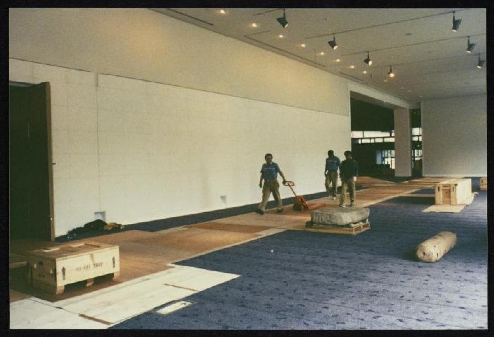Installation process for "Isamu Noguchi Retrospective 1992," National Museum of Modern Art, Kyoto (travel venue)