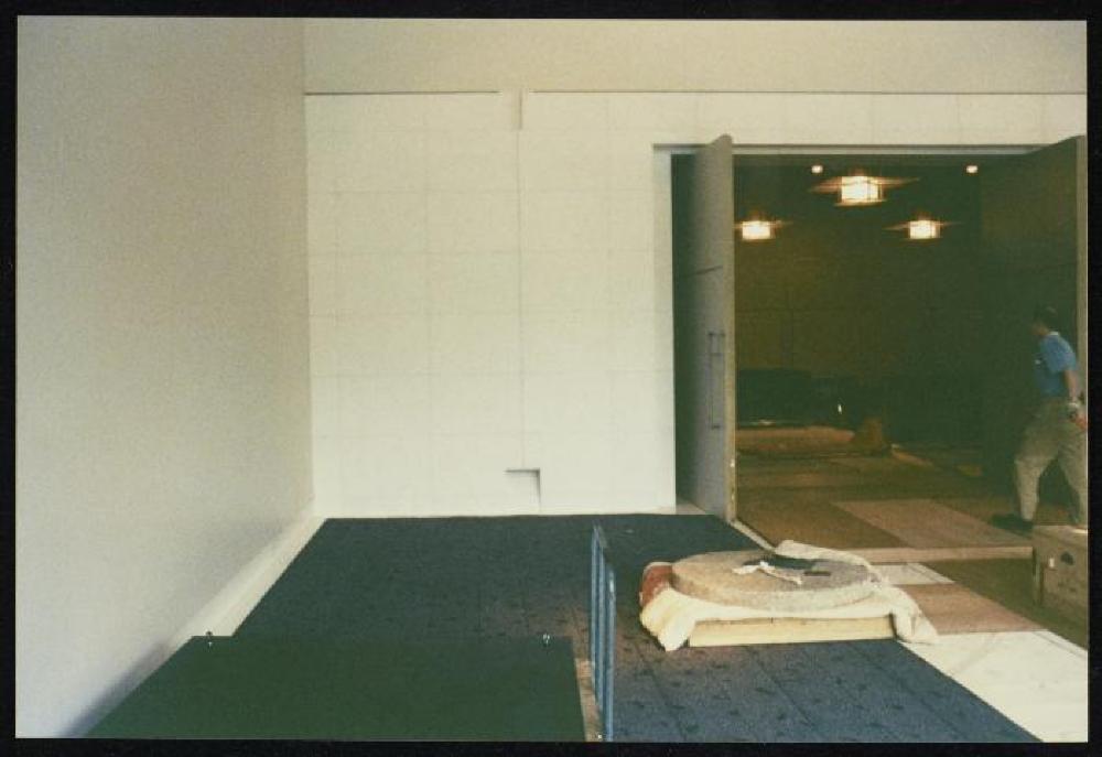 Installation process for "Isamu Noguchi Retrospective 1992," National Museum of Modern Art, Kyoto (travel venue)