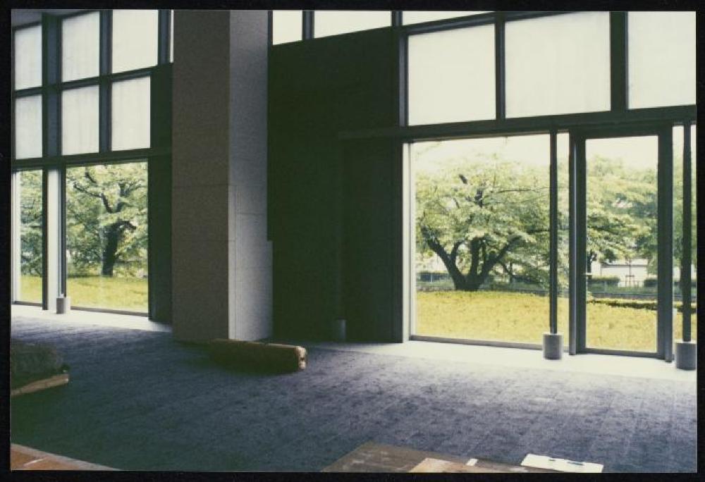 Installation process for "Isamu Noguchi Retrospective 1992," National Museum of Modern Art, Kyoto (travel venue)