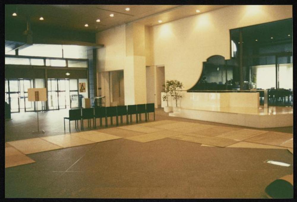 Installation process for "Isamu Noguchi Retrospective 1992," National Museum of Modern Art, Kyoto (travel venue)