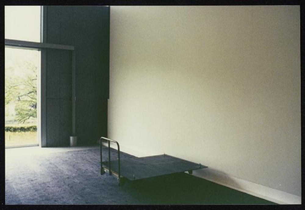 Installation process for "Isamu Noguchi Retrospective 1992," National Museum of Modern Art, Kyoto (travel venue)