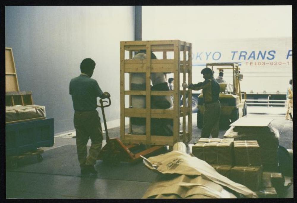 Installation process for "Isamu Noguchi Retrospective 1992," National Museum of Modern Art, Kyoto (travel venue)