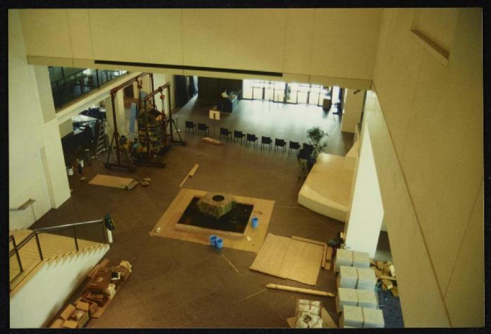 Installation process for "Isamu Noguchi Retrospective 1992," National Museum of Modern Art, Kyoto (travel venue)