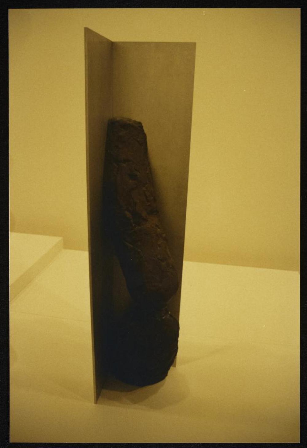 Installation process for "Isamu Noguchi Retrospective 1992," National Museum of Modern Art, Kyoto (travel venue)